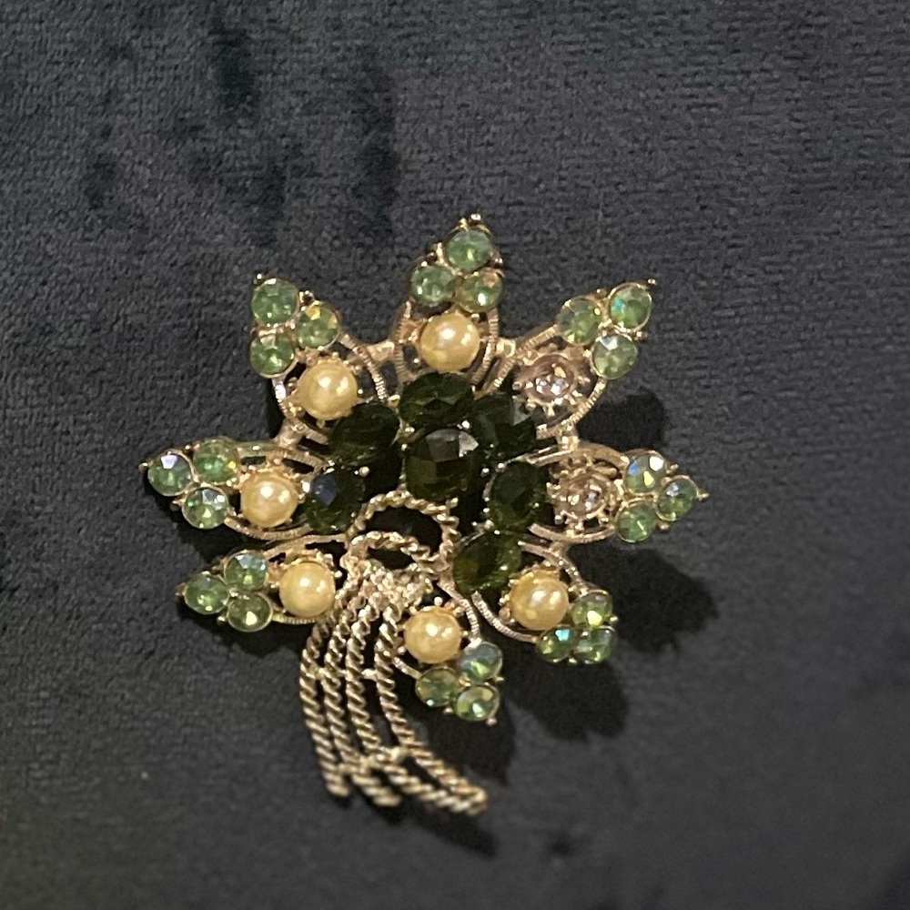 Elegant Green and Gold Brooch